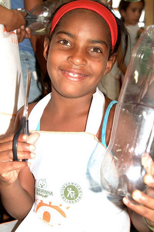 Criança mostra brinquedo de material reciclado (foto: Trilha Brasil)