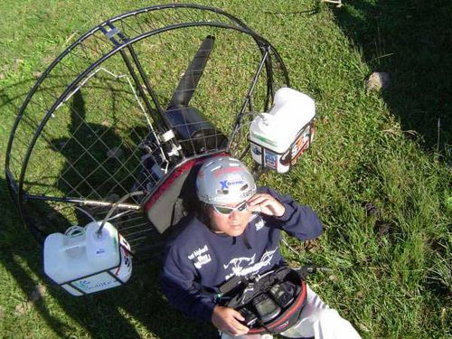 Sérgio e seu paramotor. (foto: Arquivo pessoal)