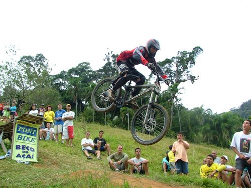 Público assiste ao espetáculo de saltos. (foto: www.amigosdabike.com.br)