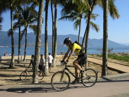 A etapa de bike começou na avenida da praia. (foto: Donata Lustosa)