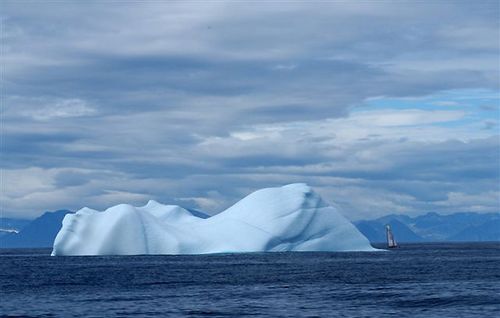 O Satélite III encontra um iceberg no primeiro dia da travessia para a Groenlândia (foto: Divulgação)