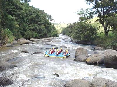 Descida de bote no Rio do Peixe (foto: Arquivo Canoar)