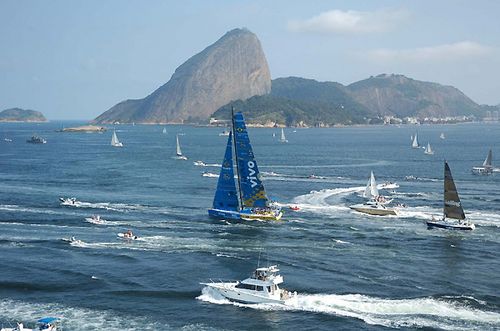 Brasil 1 foi acompanhado por uma procissão na saída para Portugal (foto: Hector Echebaster/ ZDL)