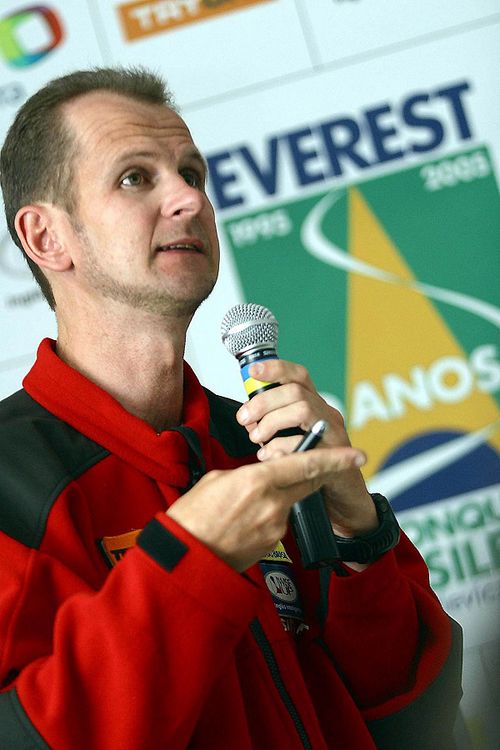 Niclevicz em palestra de volta do Everest  11 quilos mais magro (foto: Divulgação)