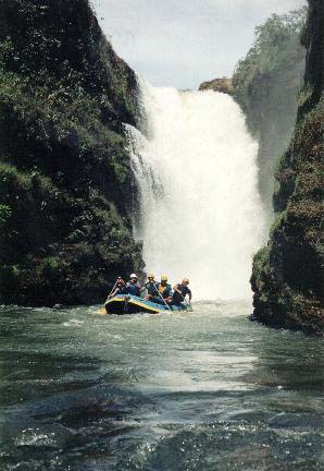 Bote no início da descida  beirando a Cachoeira da Fumaça (foto: José Luis Medeiros)