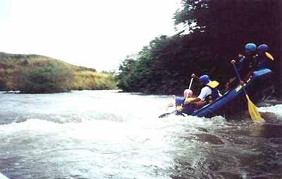 Surf no Rio Ribeirão das Lages. (foto: Arquivo Tuareg)