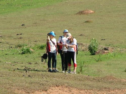 Meninas tentam descobrir direção correta. (foto: Divulgação)