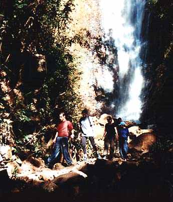 Ao longo da trilha  pode-se deslumbrar com uma cachoeira para um banho refrescante (foto: Carlos Zaith)