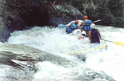 Bote na descida do Rio de Contas. (foto: Arquivo Colca Rafting  Expedições)