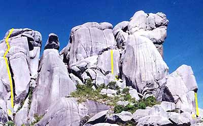 As três principais vias de escalada na Pedra da Prateleira. (foto: Fábio Guedes)