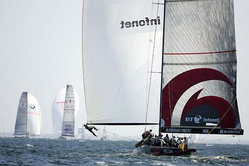 Ajuste da vela do Alinghi nos mares da Suécia (foto: Divulgação)