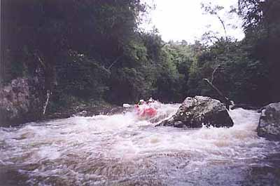 Bote na descida do Rio Paranhana. (foto: Arquivo Eco Aventuras)