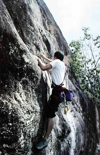 Tiago Polenta escala a Via Nephila. (foto: Diego Werneck)