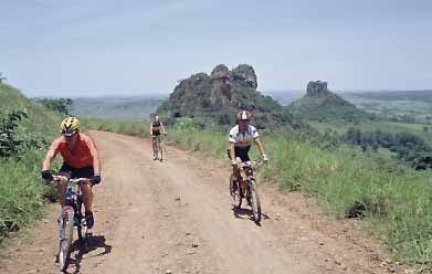 Estradinha de terra batida que leva à Pedra do Cuscuzeiro; visual deslumbrante ao longo da trilha. (foto: Arquivo Sampa Bikers)