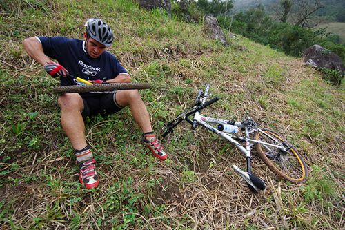 Consertando a bike. (foto: Theo Ribeiro)