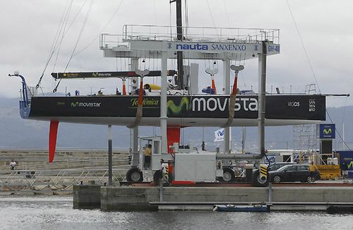 Movistar é transportado para água com bulbo e mastro novos (foto: Divulgação)