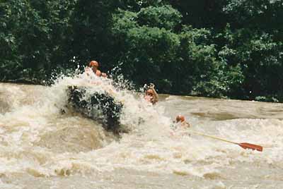 Bote na descida do Rio Paraibuna. (foto: Arquivo Aventur Turismo)