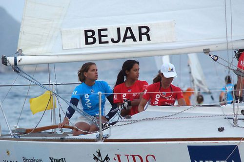 Caroline Béjar (de azul)  campeã do Nívea Sun Cup (foto: Hector Echebaster/ ZDL)