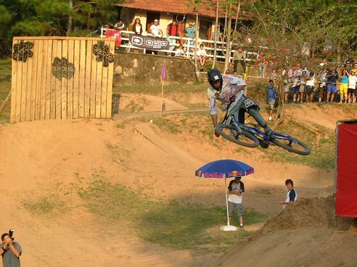 Wallace Miranda executando um Table Top (foto: www.amigosdabike.com.br)