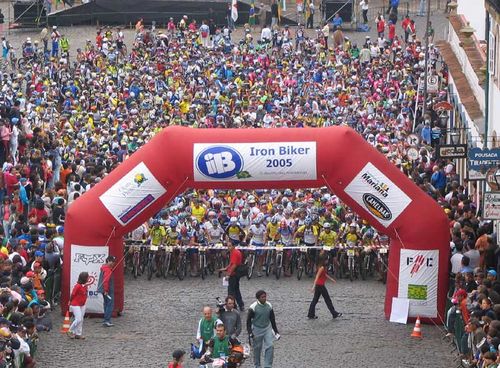 Largada em Ouro Preto  com 1.130 bikers. (foto: Jorge Nicola/ www.webventure.com.br)