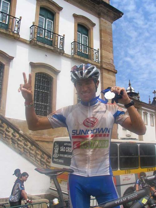 Abraão com a medalha  após a prova. (foto: Jorge Nicola/Webventure)