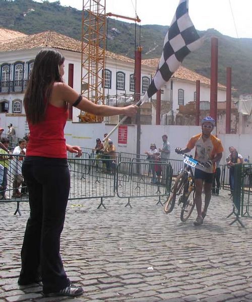 Biker supera roda quebrada e finaliza prova. (foto: Jorge Nicola/Webventure)