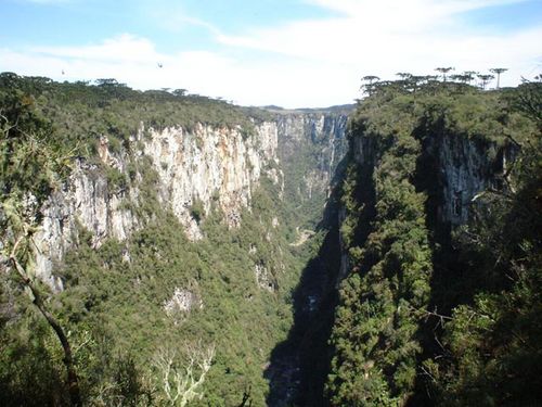 Cânion Itaimbezinho  o maior da América Latina. (foto: Camila Christianini/ www.webventure.com.br)