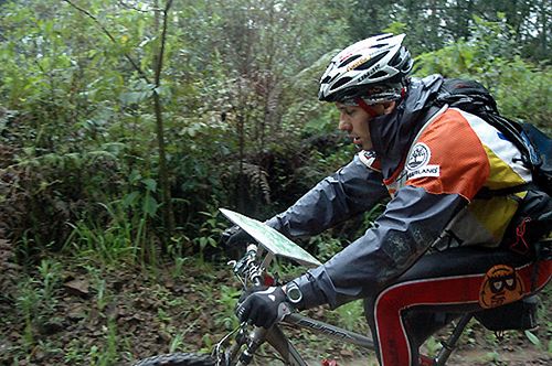 Mountain bike e navegação na Floresta Nacional (foto: Alexandre Cappi/ Ecomotion)