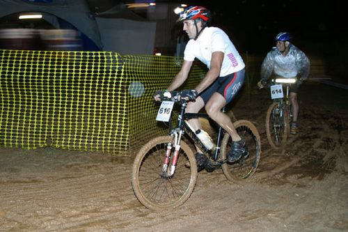 Bikers pedalam da meia-noite ao meio-dia no MTB 12 Horas. (foto: Divulgação)