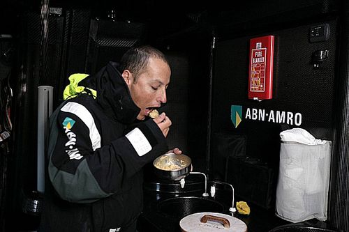 Comida a bordo de um dos VO70 do Team ABN Amro (foto: Divulgação)