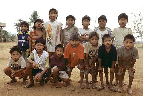 Crianças xavante na reserva Pimentel Barbosa (MT) preparam-se para entrar em campo. (foto: Caio Vilela)