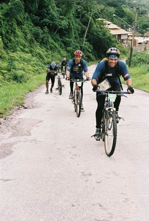 Alguns atletas empurraram a bike no morro entre Barra do Una e Juquehy. (foto: Eva Prado)