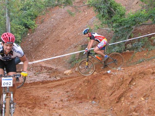 Prova teve muitas subidas e descidas. (foto: www.amigosdabike.com.br)