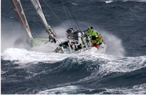 O Illbruck Challenge  equipe de Chris Bedford  passando por ventos fortes (foto: Divulgação/ VOR)