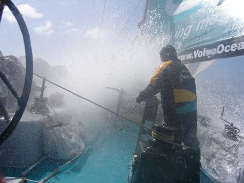 Tripulação do ABN AMRO 1 passa por condições difíceis no caminho de Noronha (foto: Divulgação/ VOR)