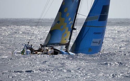 Brasil 1  entre as ondas  na aproximação de Fernando de Noronha (foto: Divulgação/ VOR)