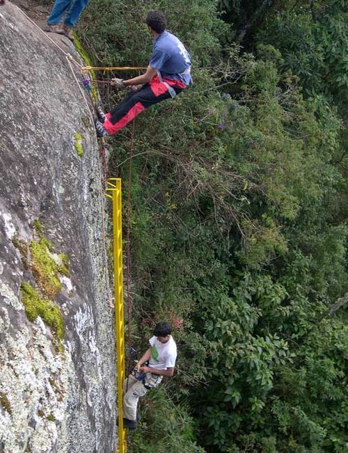 Trabalho de recuperação de trilha na Pedra do Baú  realizado este ano (foto: Divulgação)