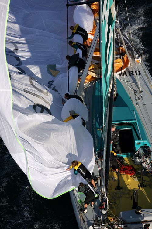 Tripulantes trabalhando duro na primeira perna (foto: Divulgação/ Team ABN Amro)