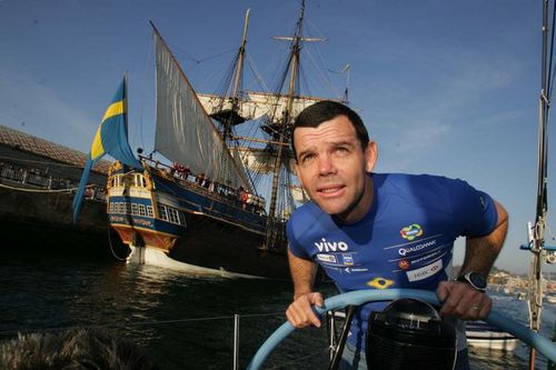 Torben Grael no comando do Brasil 1 (foto: Divulgação/ ZDL)