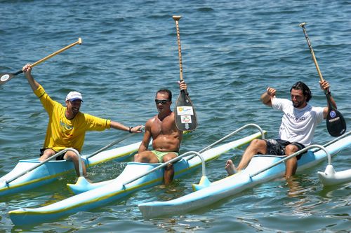 Os três primeiros colocados na disputa individual de canoa polinésia comemoram juntos. (foto: Jean Jaques Limbourg)