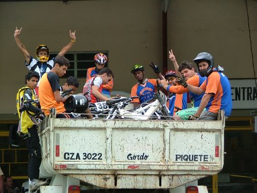 Os biker invadiram a cidade de Piquete. (foto: www.amigosdabike.com.br)