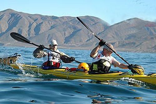 Equipe Wild Burros vencendo as dificuldades do oceano pacífico. (foto: Divulgação)