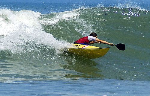 Bebeta de kayaksurf em Maresias (foto: Arquivo pessoal)