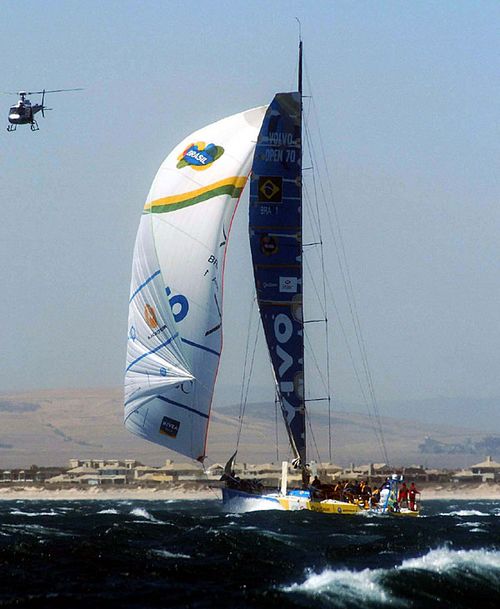 Brasil 1 na regata <i>In-port</i> (foto: Divulgação/ ZDL)” /><br />
Brasil 1 na regata <i>In-port</i> (foto: Divulgação/ ZDL)</div>
<p>Os temidos Mares do Sul irão exigir mudanças na tripulação do Brasil 1 para as duas próximas pernas da Volvo Ocean Race. O norueguês Knut Frostad e o holandês Marcel van Triest têm experiência na rota entre a África do Sul e a Austrália e, depois, até o Brasil, passando pelo Cabo Horn.</p>
<p>Os dois já estão até com a tática pronta para as duas próximas pernas. Se você for muito conservador, será o último, porque os outros estarão arriscando mais. Se você arriscar demais, certamente vai sofrer algum problema, como um mastro quebrado, e vai ser último. Então, tem que se procurar o que eu chamo de linha vermelha e tentar balancear a cautela com a ousadia. Mas de novo, você nunca sabe se está na linha vermelha, se está longe dela ou se a ultrapassou, disse Frostad, novo timoneiro do Brasil 1, que entra no lugar de Horácio Carabelli.</p>
<p>A função de van Triest será importante para as próximas etapas. Ele é o novo navegador da equipe, no lugar de Adrienne Cahalan, que decidiu não continuar nem na equipe de terra. “O pouco tempo que eu tenho no Brasil 1 não faz tanta diferença quanto em outras pernas. Essa é uma etapa tão intensa que você não precisa conhecer tanto o barco para ir bem. É muito mais ir até onde estão os ventos, velejar rápido e seguir na direção correta”, comentou.</p>
<p><b>In-port Race</b> – O Brasil 1 largou bem na regata <i>In-port</i> da Cidade do Cabo, mas errou algumas manobras e terminou com o quarto lugar. Segundo o comandante Torben Grael, a tripulação utilizou uma estratégia conservadora. “Não dá para encarar um vento de vaca voando. O risco de quebrar alguma coisa importante é grande e não dá para facilitar tão perto da largada da segunda perna”, comentou. </p>
<p>Um doa diretores do projeto, Enio Ribeiro, participou como convidado da regata. Sobrou uma sensação de que podia ser melhor, acho que podíamos ter terminado em segundo. Mas também poderia ser bem pior, o barco poderia ter quebrado, poderíamos ter sido quinto ou mesmo sexto, concluiu.</p>
<p><strong><em>Este texto foi escrito por: Redação Webventure</em></strong></p>
<div class=