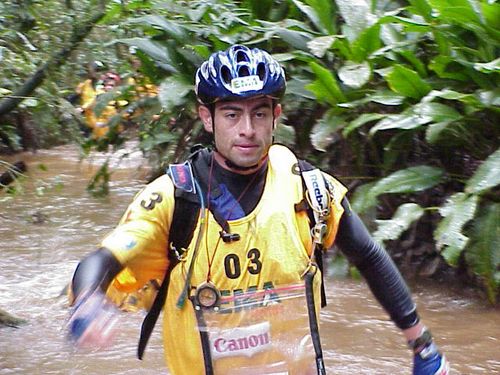 Rafael com mapa e bússola durante corrida de aventura. (foto: Camila Christianini/ www.webventure.com.br)