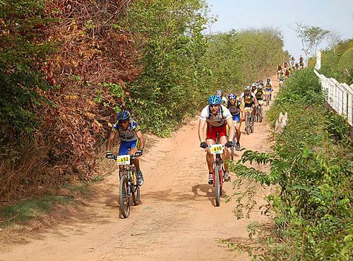 Bikers passaram por diversos tipos de terreno no primeiro dia (foto: Divulgação/ Haroldo Nogueira)