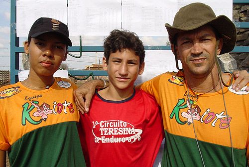 Tio Josean  (à dir) e competidores de enduro a pé no Piauí (foto: Cristina Degani/ www.webventure.com.br)