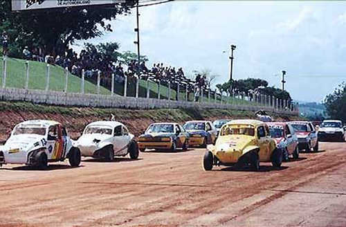 Largada da categoria Turismo N na primeira etapa; pilotos voltam a acelerar em Piracicaba. (foto: Divulgação)