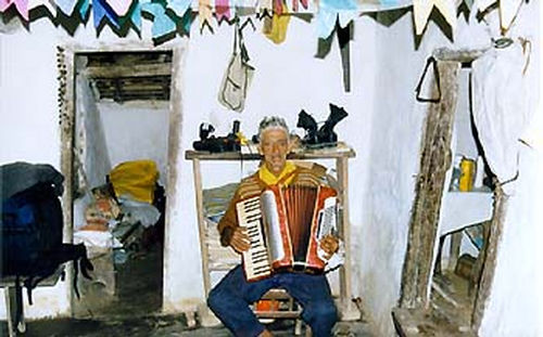 Seu  Eduardo e sua sanfona  sempre pronto para acolher os visitantes (foto: Ricardo Azevedo)