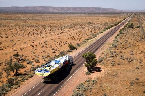 Brasil 1 cruzou o deserto para chegar em Melbourne (foto: Divulgação/ ZDL)